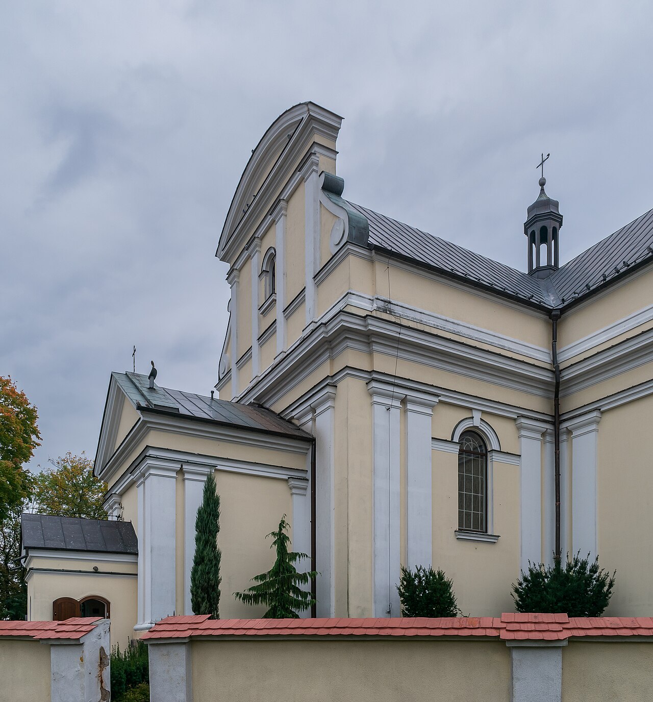 Detal architektury kościoła Narodzenia Najświętszej Maryi Panny w Dobrej