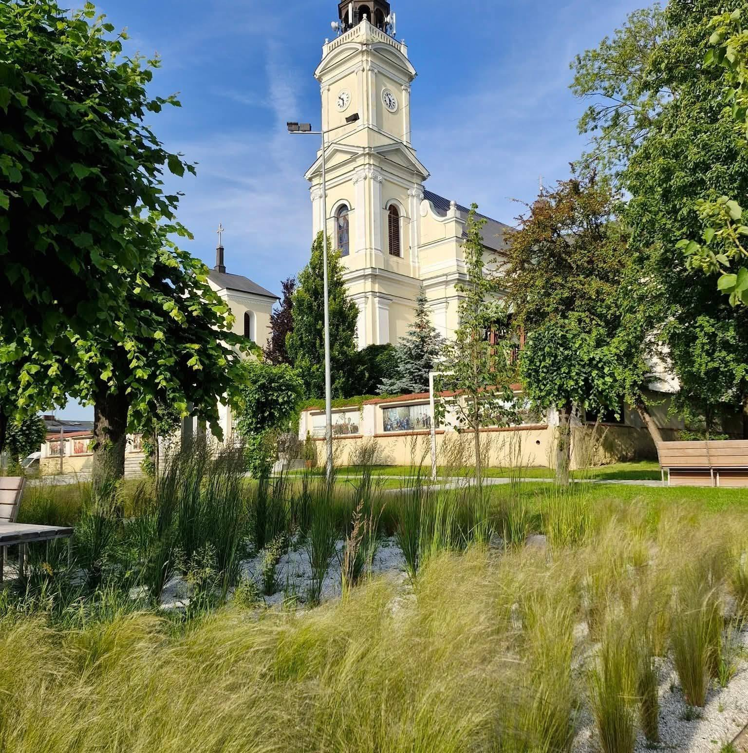 Kościół Narodzenia Najświętszej Maryi Panny w Dobrej widziany od strony parku